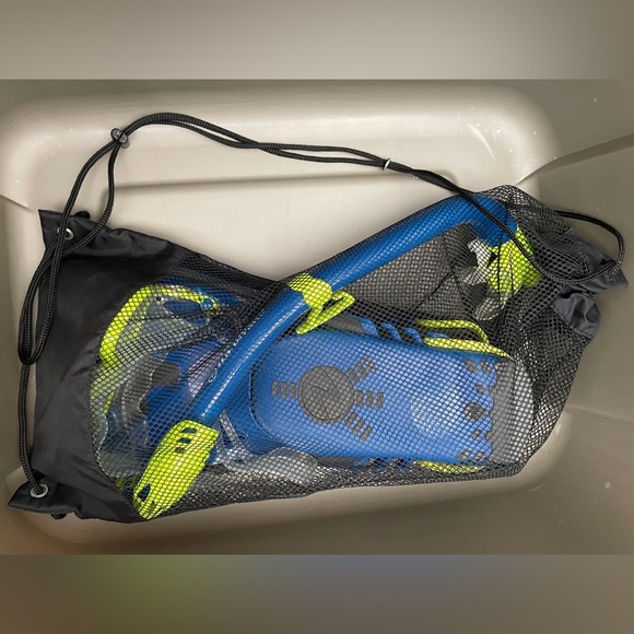 US Divers Kids Snorkeling Set with Mask Goggle Snorkel Fins Gear Bag - Picture 2 of 9